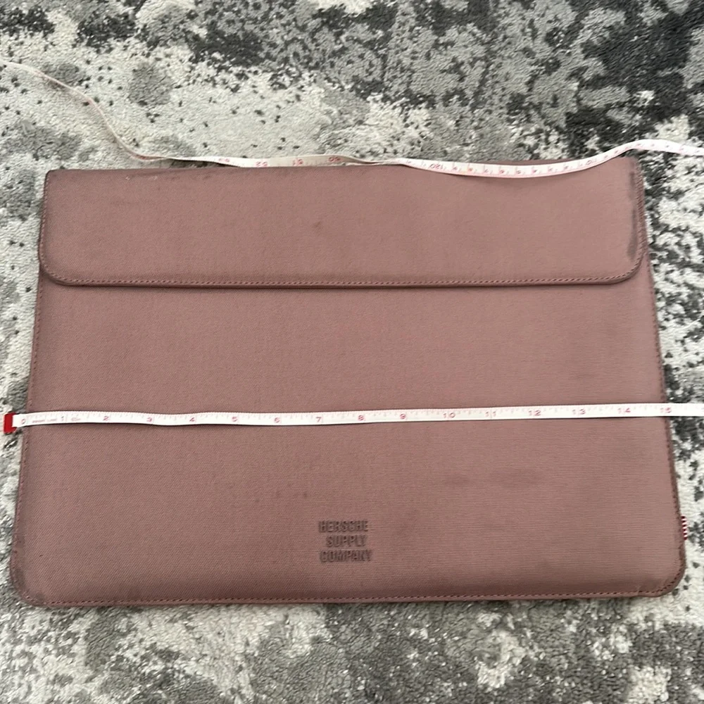Herschel 15 in soft laptop sleeve in light pink rose